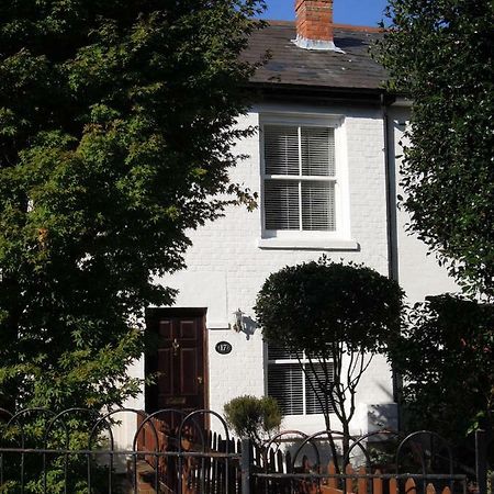 Pretty Victorian Cottage Portsmouth Exterior photo